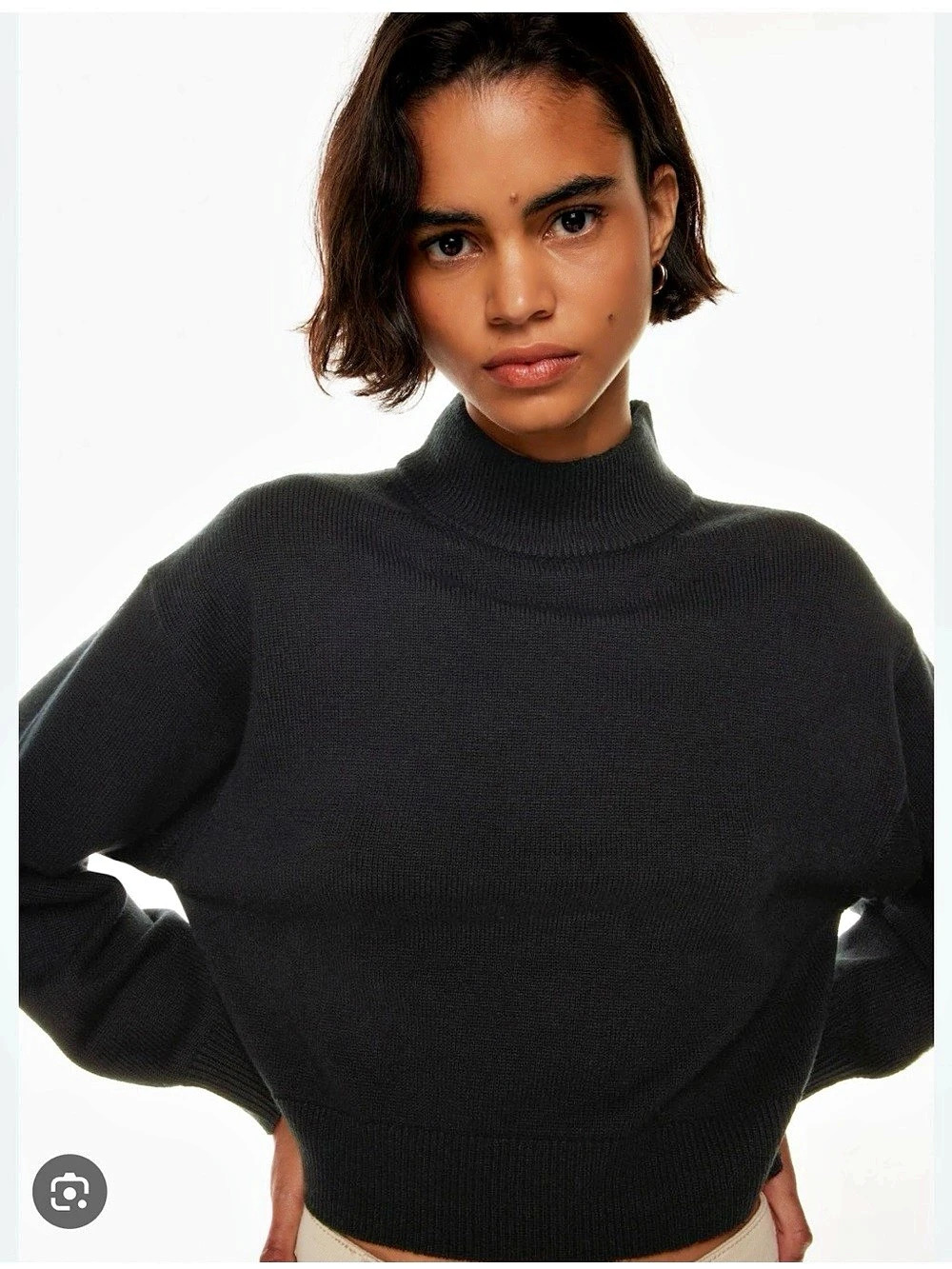 Aritzia Harper Turtleneck Sweater in Navy Like New in size medium